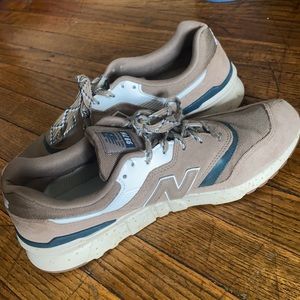 New balance 997H tan and green casual shoe